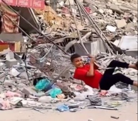 Di Tengah Duka Mendalam, Potret Anak-anak Palestina Bermain di Reruntuhan Bangunan Bikin Hati Teriris