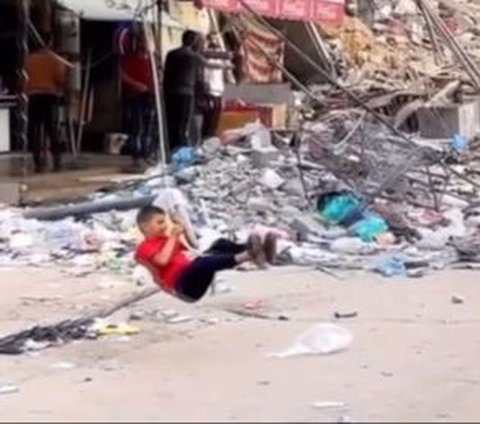 Di Tengah Duka Mendalam, Potret Anak-anak Palestina Bermain di Reruntuhan Bangunan Bikin Hati Teriris