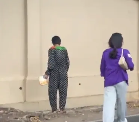 Good Intentions to Give Boxed Rice to a Clown, This Woman's Step is Stopped After Seeing the Unexpected Thing