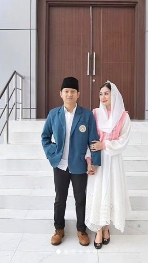 Novita Hardini mendampingi sang suami sebagai Bupati Trenggalek Mochamad Nur Arifin sejak 28 Mei 2019. Ia kerap mengikuti kegiatan sang suami.