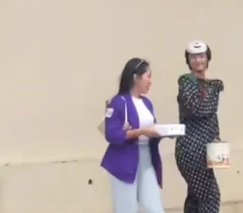 Good Intentions to Give Boxed Rice to a Clown, This Woman's Step is Stopped After Seeing the Unexpected Thing