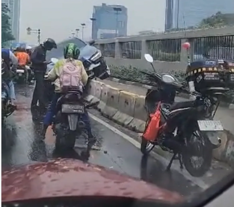 BMW Nyangkut di Separator Busway Depan DPR, Begini Penampakannya