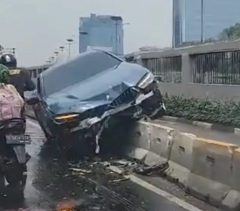 BMW Nyangkut di Separator Busway Depan DPR, Begini Penampakannya