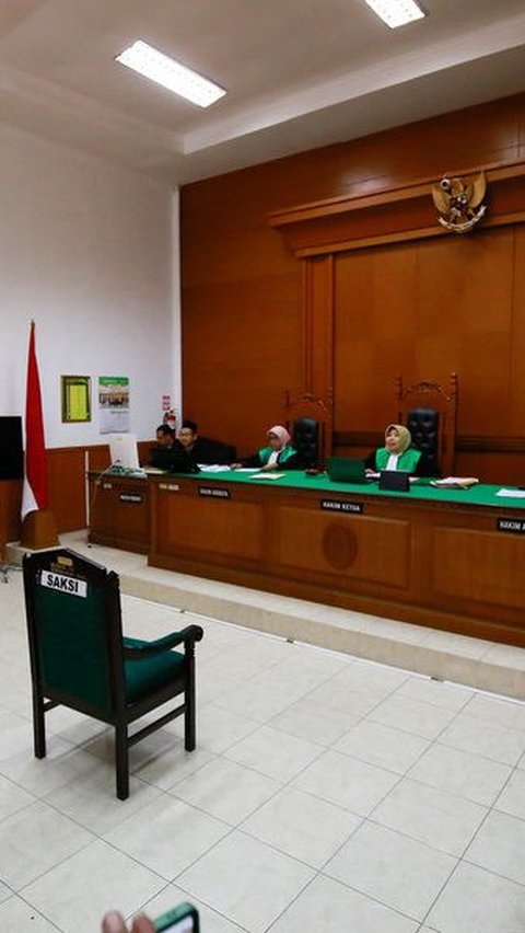 Sedangkan Ammar Zoni sebagai tergugat dari sidang pertama sampai sidang kedua ini gak kelihatan batang hidungnya. Cuma Irish yang datang ditemani pengacaranya.