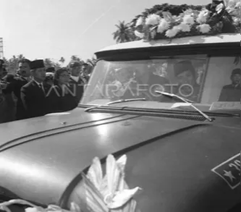 Momen 2 Istri Soekarno Kompak Naik Mobil Bersama saat Pemakaman Bung Karno, Sorot Matanya Penuh Arti