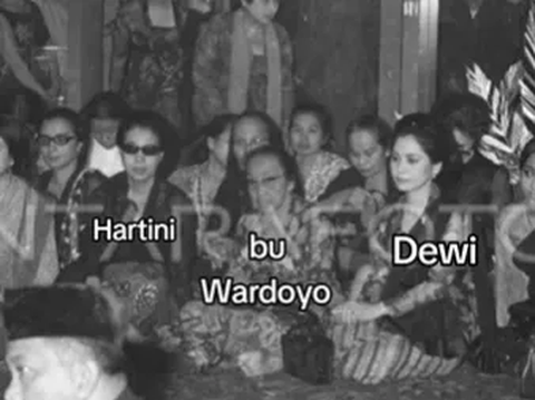 Momen 2 Istri Soekarno Kompak Naik Mobil Bersama saat Pemakaman Bung Karno, Sorot Matanya Penuh Arti