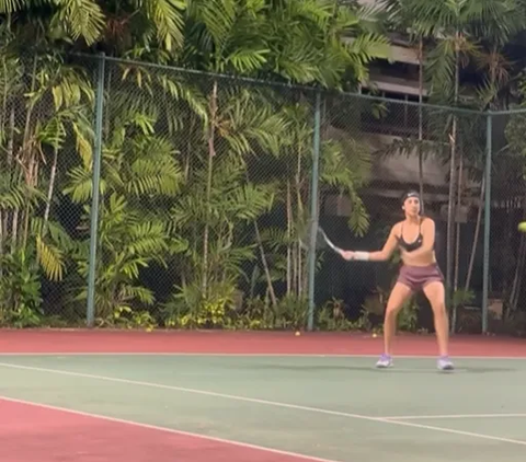 Playing Tennis at Night, Anya Geraldine's Outfit Attracts Attention: 'Not Like This Either'