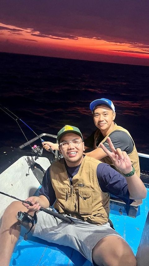 Jika penat melanda, Ivan memilih untuk refreshing dengan memancing. Kegiatan ini ia lakukan bersama orang terdekat. Tak hanya memancing, Ivan kadang juga traveling bersama kekasih.