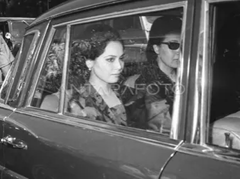 Momen 2 Istri Soekarno Kompak Naik Mobil Bersama saat Pemakaman Bung Karno, Sorot Matanya Penuh Arti