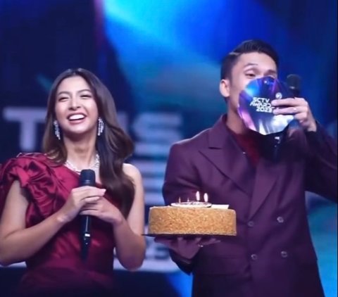 Takdir Cinta yang Kupilih Jadi Sinetron Paling Ngetop, Ini Penampilan Alisia Rininta di SCTV Awards 2023