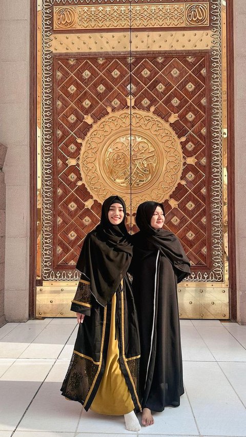 10 Portraits of Fuji's Closeness with the Assistant, Inviting Umrah to Travel around Europe