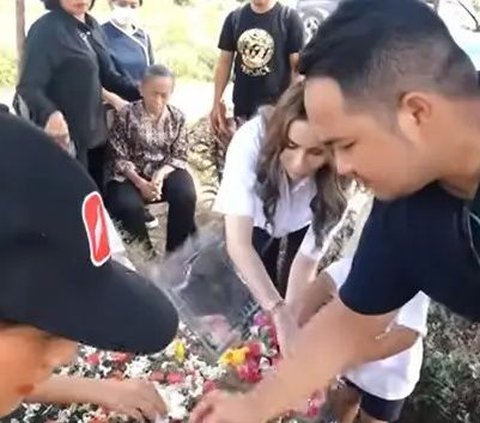 Potret Momo Geisha Ziarah ke Makam Ayah di Pekanbaru, Anak-Anak Pertama Kali ke Kampung Halaman