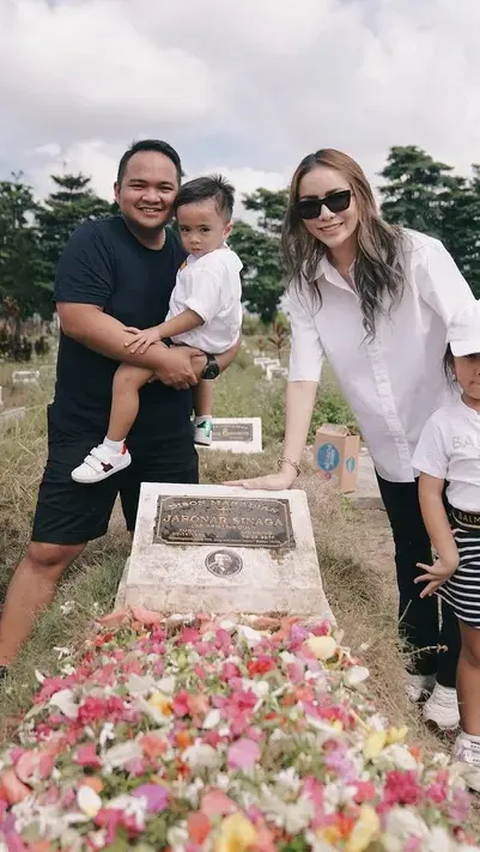 Potret Momo Geisha Ziarah ke Makam Ayah di Pekanbaru, Anak-Anak Pertama Kali ke Kampung Halaman