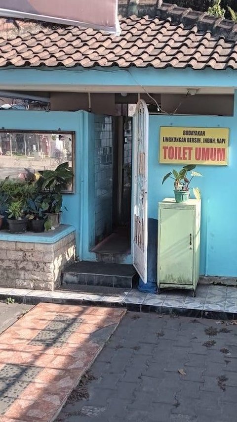 This Unusual Toilet Design Seems to Challenge Your Courage, Without Roof and Door But Has Direct Access to the Road