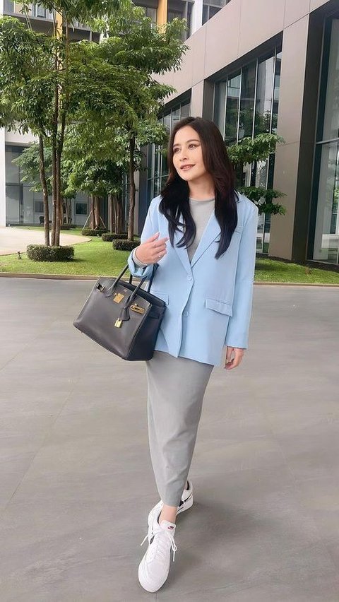 5 Potret Cantik Prilly Latuconsina Pakai Blazer Biru jadi Perbincangan, Netizen 'Benar-Benar Wanita Bervalue'