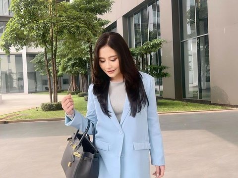 5 Potret Cantik Prilly Latuconsina Pakai Blazer Biru jadi Perbincangan, Netizen 'Benar-Benar Wanita Bervalue'