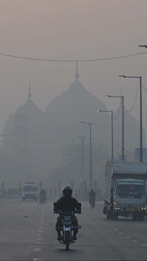 Sementara, data IQAir pada Jumat (24/11) pukul 17:20 WIB menunjukkan kualitas udara di Lahore masuk dalam kategori 'sangat tidak sehat'.