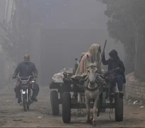 FOTO: Penampakan Kabut Asap Sangat Tidak Sehat 'Cekik' Kota Lahore Pakistan