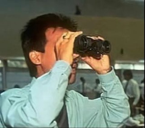 Technology Not as Advanced as Now, This 1990 Employee Had to Lift 2 Phones and Use a Telescope in the Office