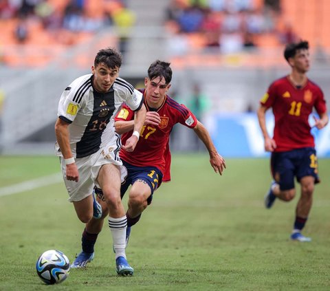 Timnas Jerman U-17 sukses melangkahkan kakinya ke babak semifinal Piala Dunia U-17 setelah menggilas Spanyol. Mereka menang dengan skor tipi 1-0 dalam duel pada babak perempat final di Jakarta International Stadium (JIS), Jumat (24/11/2023).