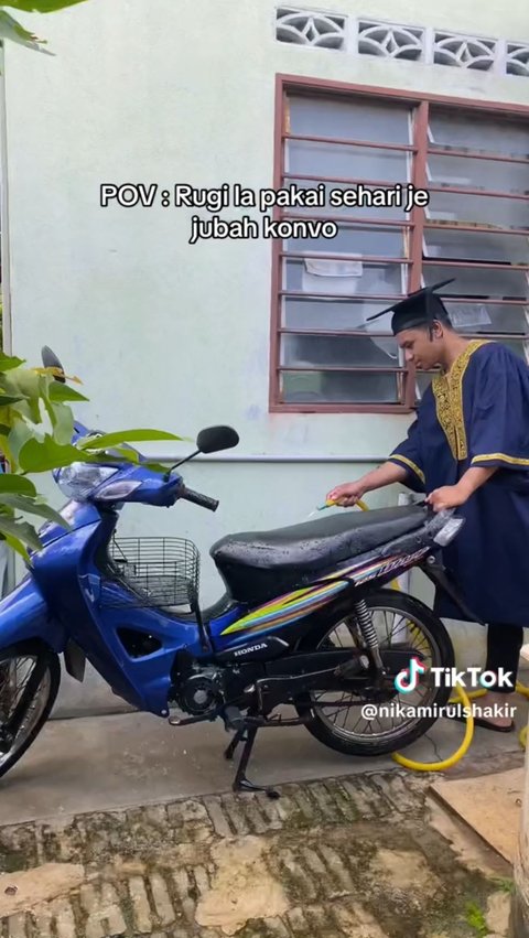 Not Willing to Lose, This Graduate Still Wears a Graduation Gown to Clean the House Even Though Graduation Day is Over