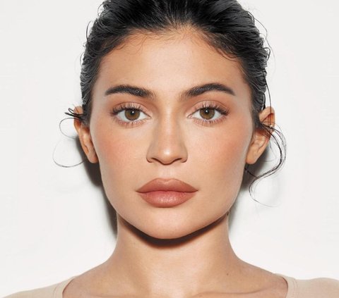 Tutorial Bibir Tampak Bak Kylie Jenner Cukup dengan 2 Produk Makeup