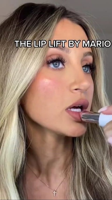 Tutorial Bibir Tampak Bak Kylie Jenner Cukup dengan 2 Produk Makeup