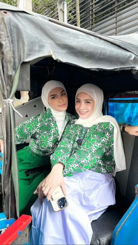 Instead of getting bored riding in luxury cars, Putri and Nagita decided to try traveling by bajaj.