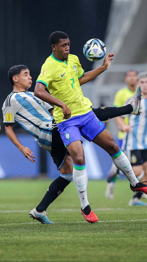 Pertandingan berlangsung menarik dengan tempo cukup tinggi. Namun, Argentina U-17 terlihat lebih bernafsu mencari kemenangan ketimbang Brasil U-17.