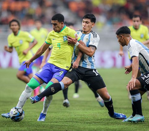 Timnas Argentina U-17 tampil superior saat menghadapi Brasil U-17 dalam laga perempat final Piala Dunia U-17 2023 di Jakarta International Stadium, Jumat (24/11/2023). Argentina sukses membungkam Tim Samba dengan skor telak 3-0.