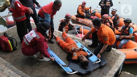 BPBD DKI Jakarta menggelar simulasi kesiapsiagaan menghadapi musim banjir ketika Pemilu 2024 di Setu Babakan, Jakarta, Jumat (24/11/2023). Simulasi ini merupakan bagian dari upaya menyiagakan personel yang bertugas untuk melakukan evakuasi logistik Pemilu 2024 apabila terjadi banjir.