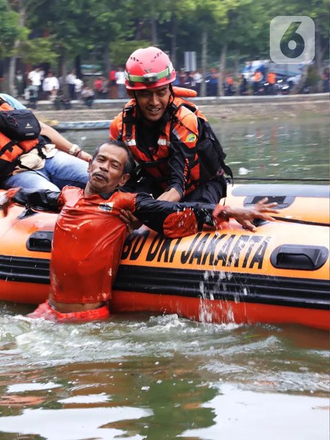 FOTO: BPBD DKI Siagakan Personel untuk Hadapi Banjir saat Pemilu 2024