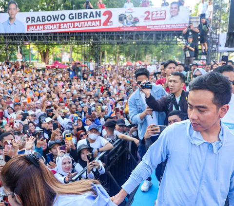 Safari Politik di Makassar, Cawapres Gibran Cek Harga Sembako di Pasar Terung