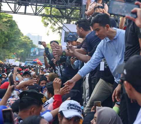 Safari Politik di Makassar, Cawapres Gibran Cek Harga Sembako di Pasar Terung