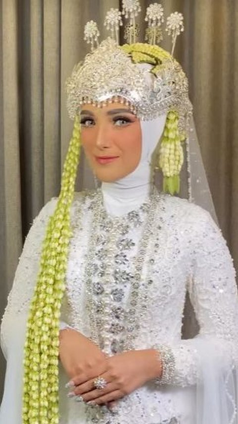 Begini penampilan mantan istri Rizki DA saat akad nikah. 