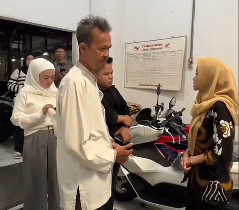 Pak Soleh Ojol yang Motornya Dicuri saat di Masjid Kini Dapat Ganti yang Baru, Ini Sosok Wanita Cantik yang Membelikannya