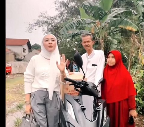 Pak Soleh Ojol yang Motornya Dicuri saat di Masjid Kini Dapat Ganti yang Baru, Ini Sosok Wanita Cantik yang Membelikannya