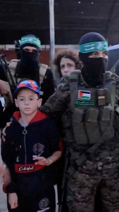 FOTO: Detik-Detik Pasukan Hamas Bebaskan Puluhan Sandera, Perlakuan Lembutnya Jadi Sorotan