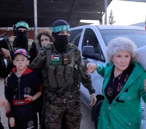 Brigade Al-Qassam, sayap militer Hamas, membebaskan puluhan sandera pada hari pertama gencatan senjata, Jumat (24/11/2023). Ada 24 sandera yang dilepaskan Hamas dalam pembebasan kali ini, termasuk perempuan lansia dan anak-anak.