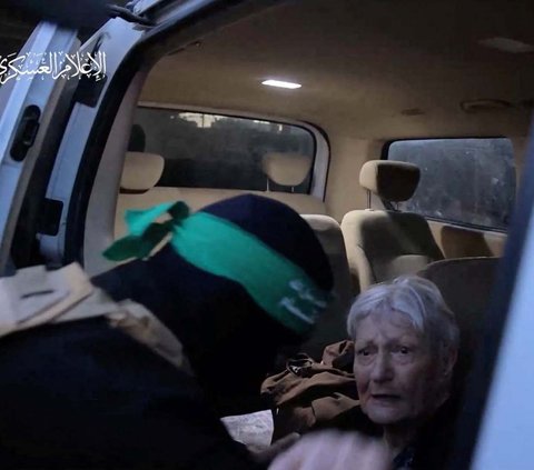 FOTO: Detik-Detik Pasukan Hamas Bebaskan Puluhan Sandera, Perlakuan Lembutnya Jadi Sorotan