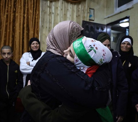 FOTO: Momen Haru Perempuan Palestina yang Ditahan Israel Kembali ke Pelukan Keluarga