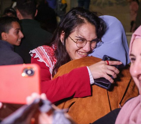 FOTO: Momen Haru Perempuan Palestina yang Ditahan Israel Kembali ke Pelukan Keluarga