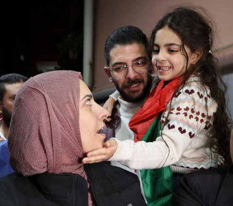 FOTO: Momen Haru Perempuan Palestina yang Ditahan Israel Kembali ke Pelukan Keluarga