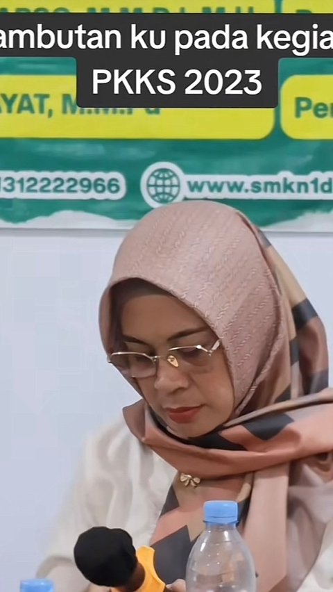 Wanita 48 tahunini menempuh pendidikan di SD Negeri Kalijati I. Selanjutnya di SMP Negeri 1 Kalijati dan sekolah menengah atas di SMA Negeri 1 Subang.