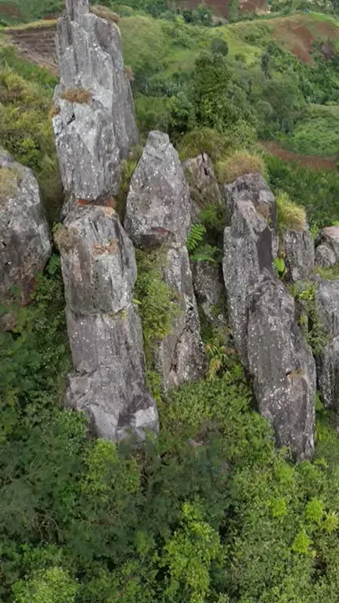 <b>Barisan Batu Raksasa di Atas Bukit Cipangramatan Garut Ini Diklaim Mirip Stonehenge Inggris, Ini Potretnya</b>