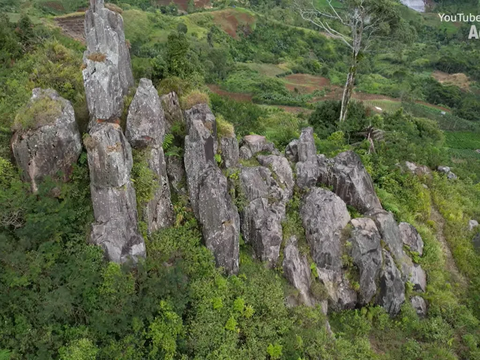 Barisan Batu Raksasa di Atas Bukit Cipangramatan Garut Ini Disebut Mirip Stonehenge Inggris, Ini Potretnya