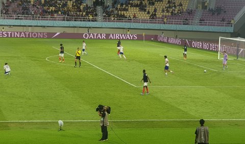 Namun gol sepakan pemain nomor 9 Saidov Amirbek harus dianulir wasit asal Mauritania, Bieda Dahane setelah dilakukan cek VAR. <br>
