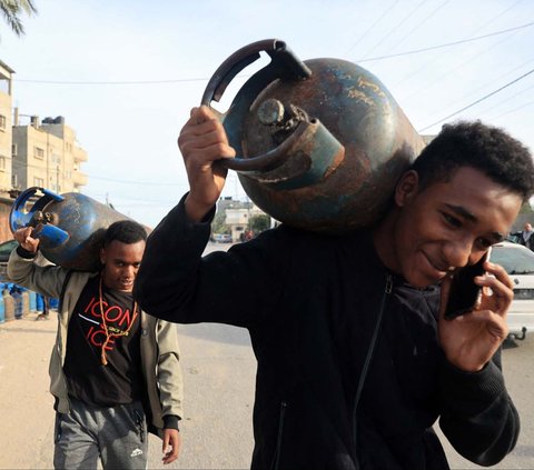 FOTO: Bantuan Mulai Mengalir, Warga Gaza Antre Panjang Demi Gas Elipiji