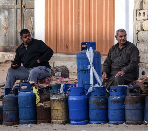 FOTO: Bantuan Mulai Mengalir, Warga Gaza Antre Panjang Demi Gas Elipiji