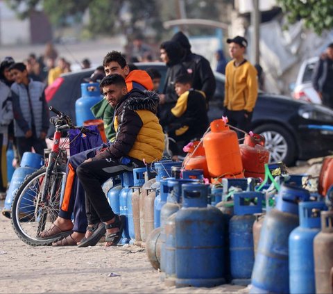 FOTO: Bantuan Mulai Mengalir, Warga Gaza Antre Panjang Demi Gas Elipiji